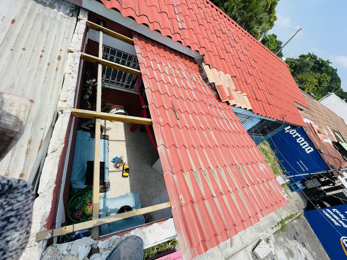joker213357's tweet image. Laborando andamos,..
🏠👷🏽‍♂️🧰 mi hermana nos pidió retirar el techado y la estructura para pasarla a otra construcción 🦺 para echar colado(losa) en esta pieza. #working 
#losa #techado #laborandoAndamos