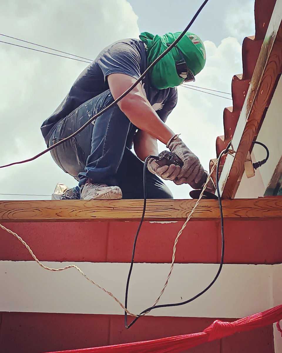 joker213357's tweet image. Laborando andamos,..
🏠👷🏽‍♂️🧰 mi hermana nos pidió retirar el techado y la estructura para pasarla a otra construcción 🦺 para echar colado(losa) en esta pieza. #working 
#losa #techado #laborandoAndamos