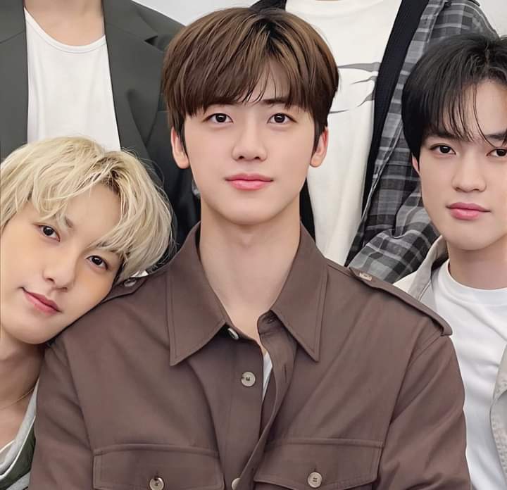 _donkey0's tweet image. 🦊'00                       🐰'00                         🐬'01