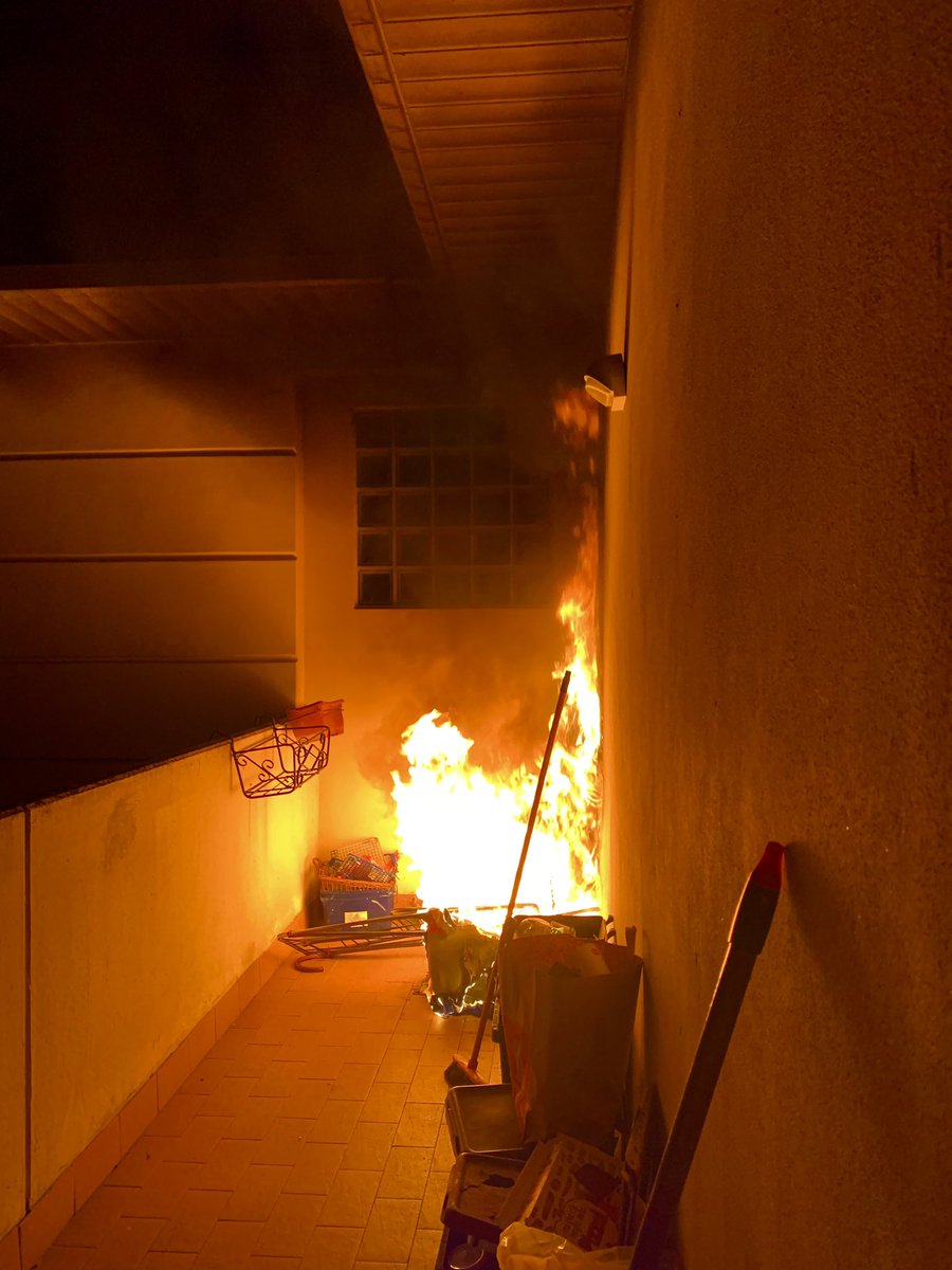 tondetondaa's tweet photo. bella mi ha preso fuoco casa https://t.co/5ud3VeKZLv
