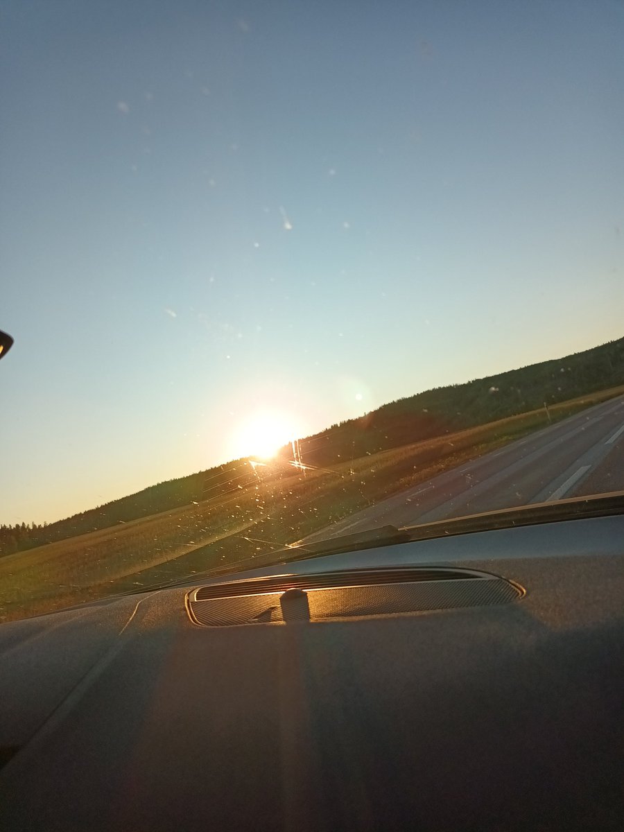 kristallnaach's tweet photo. Nun nochmal 140km bis zur #Stuga..
🦌Tschüss #Grums..hej då #Vänern..
#Elchenländle23 💙💛 #Värmland https://t.co/DHTAaNBYSH