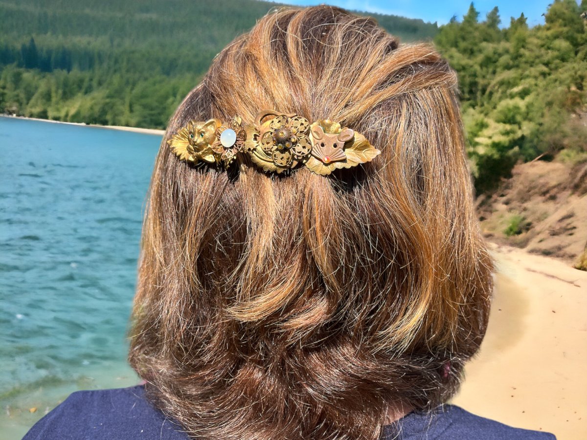 This vintage barrette features a cat and mouse game. Made in France by Delsol. #vintagefinds #retrostyle #barettes
myvintageantiqueshop.etsy.com/listing/154206…