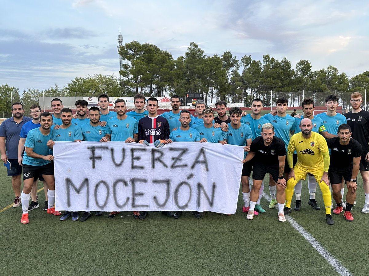📸 | En la previa del partido de hoy frente al <a href="/CD_Illescas/">CD Illescas</a> B, nuestro equipo portó una pancarta demostrando una vez más su total apoyo al pueblo de Mocejón en estos duros momentos.

❤️ No estáis solos vecinos. Seguiremos luchando juntos. 💙