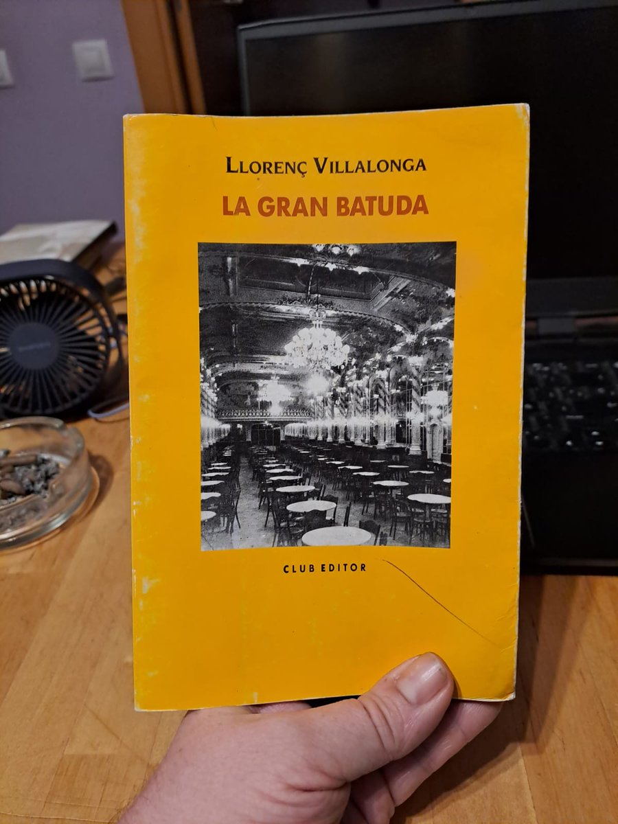 #lagranbatuda de #llorençvillalonga, @elclubeditor, sàtira delirant, cada cop més delirant, i amb força sal i pebre, no sabia que en Villalonga tingués tanta imaginació i que fos tan divertit #llibres #lecturarecomanada