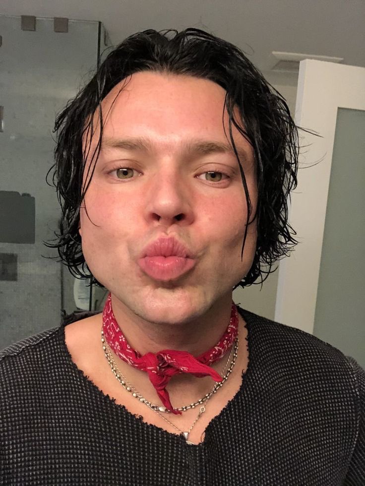 AFITHlNKERS's tweet photo. hello and welcome to the ashton thinkers account 🌞 
this account is dedicated to all the people who find love and happiness in ashton irwin. 💭 https://t.co/8UI0PvKsWc