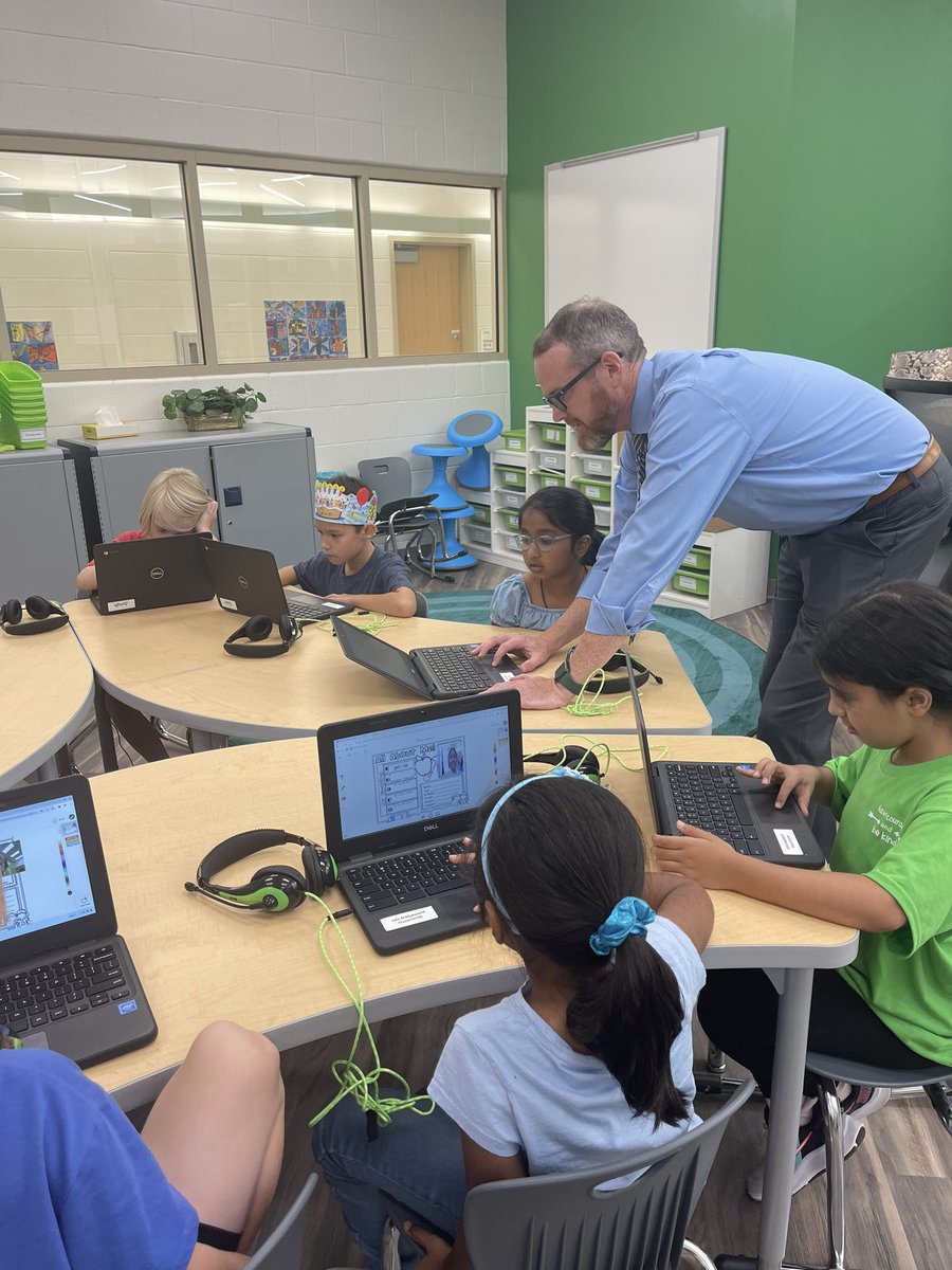 MCSSTEAM's tweet image. It was a great day in STREAM! Second grade computer engineers at work today. We even had some extra special helpers. @MasonSchools @InnovateMason @MrsBly_MECC #masonmoment #Steam #stream #stem