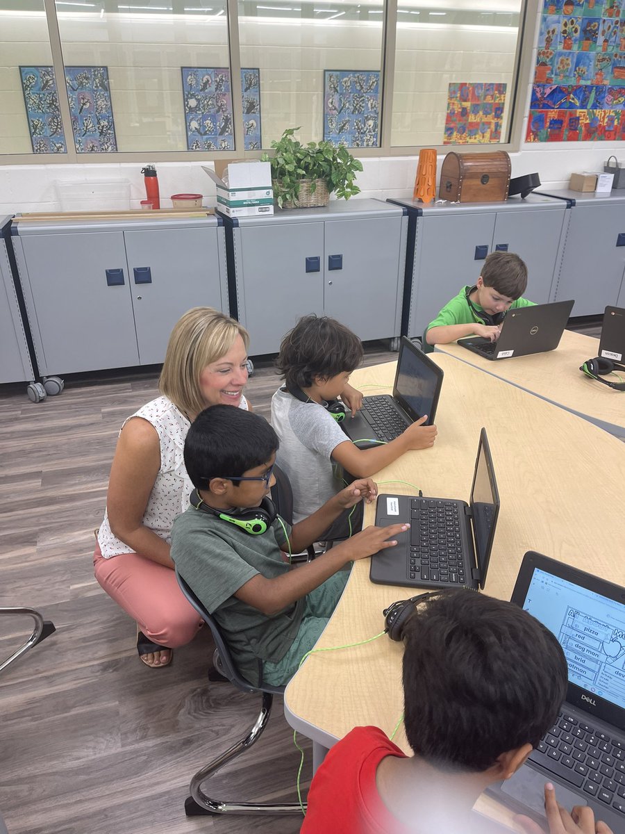 MCSSTEAM's tweet image. It was a great day in STREAM! Second grade computer engineers at work today. We even had some extra special helpers. @MasonSchools @InnovateMason @MrsBly_MECC #masonmoment #Steam #stream #stem