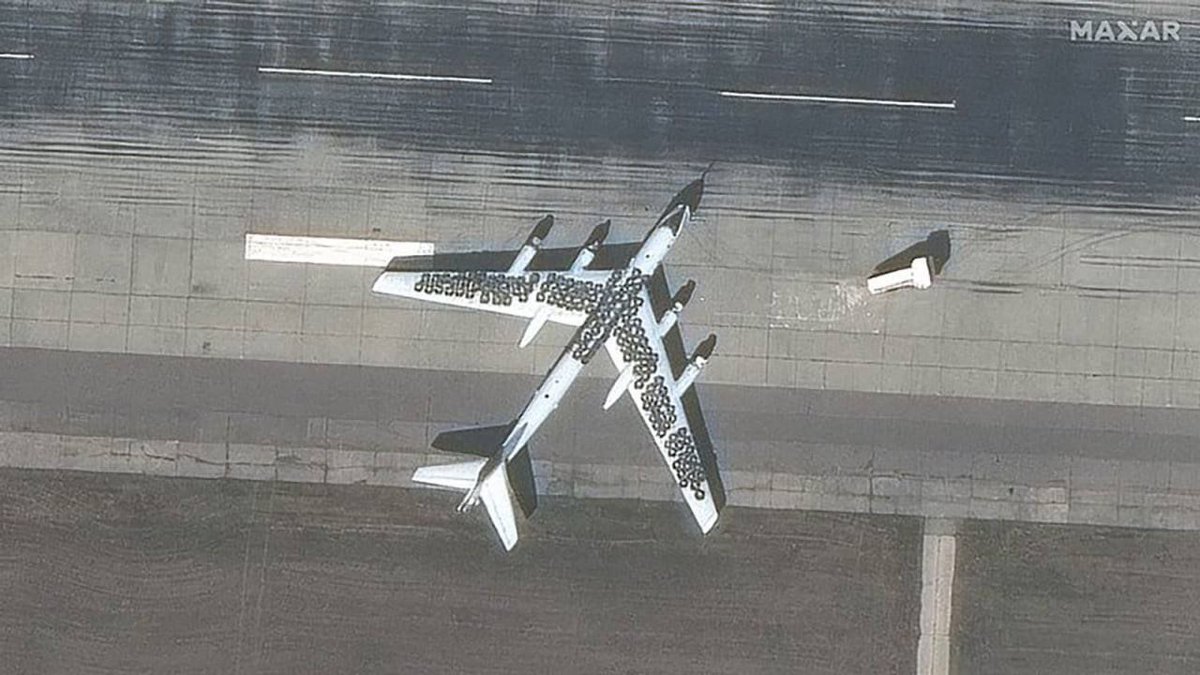 🇷🇺💥🇺🇦 Satellite imagery of the Engels airbase reveals Russia's use of tires on the fuselage of Tu-95MS strategic bombers as a protective measure against Ukrainian drones. 🛰️🔒 #Russia #Ukraine #MilitaryDefense