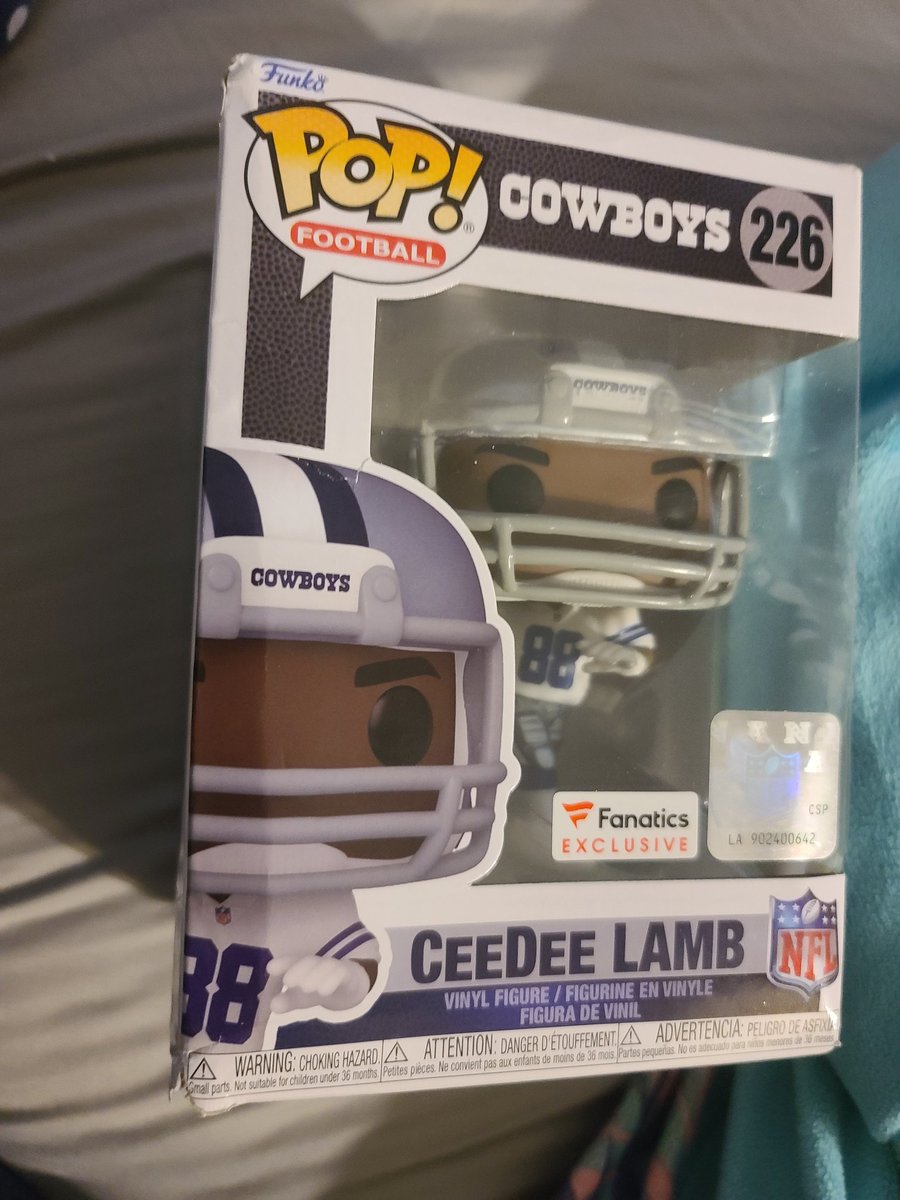 star_warner's tweet photo. @Fanatics needs to stop shipping collectibles in bags. This box is completely ruined. #funko https://t.co/XWJAuN31rb