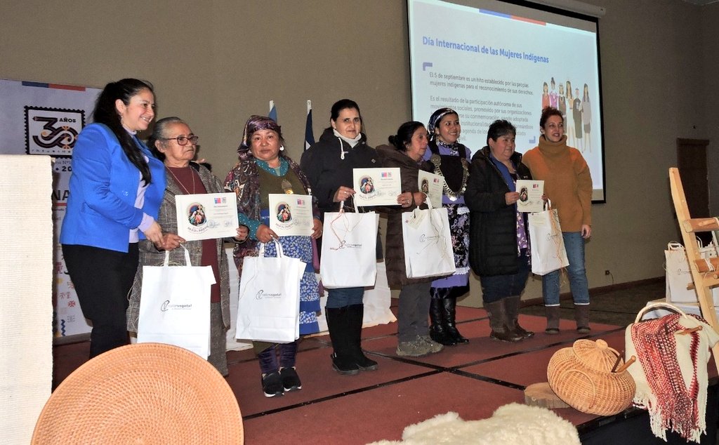 CONADI_Gob's tweet photo. 📍En #Osorno la Encargada Nacional Chile Indígena y autoridades de @GobiernodeChile se reunieron con más de 200 mujeres #mapuche #williche de la Región de #LosLagos para relevar su cultura y sus derechos en el marco del #DíaMujeresIndígenas #30añosLeyIndígena #30añosCONADI https://t.co/ULhE4NveGW