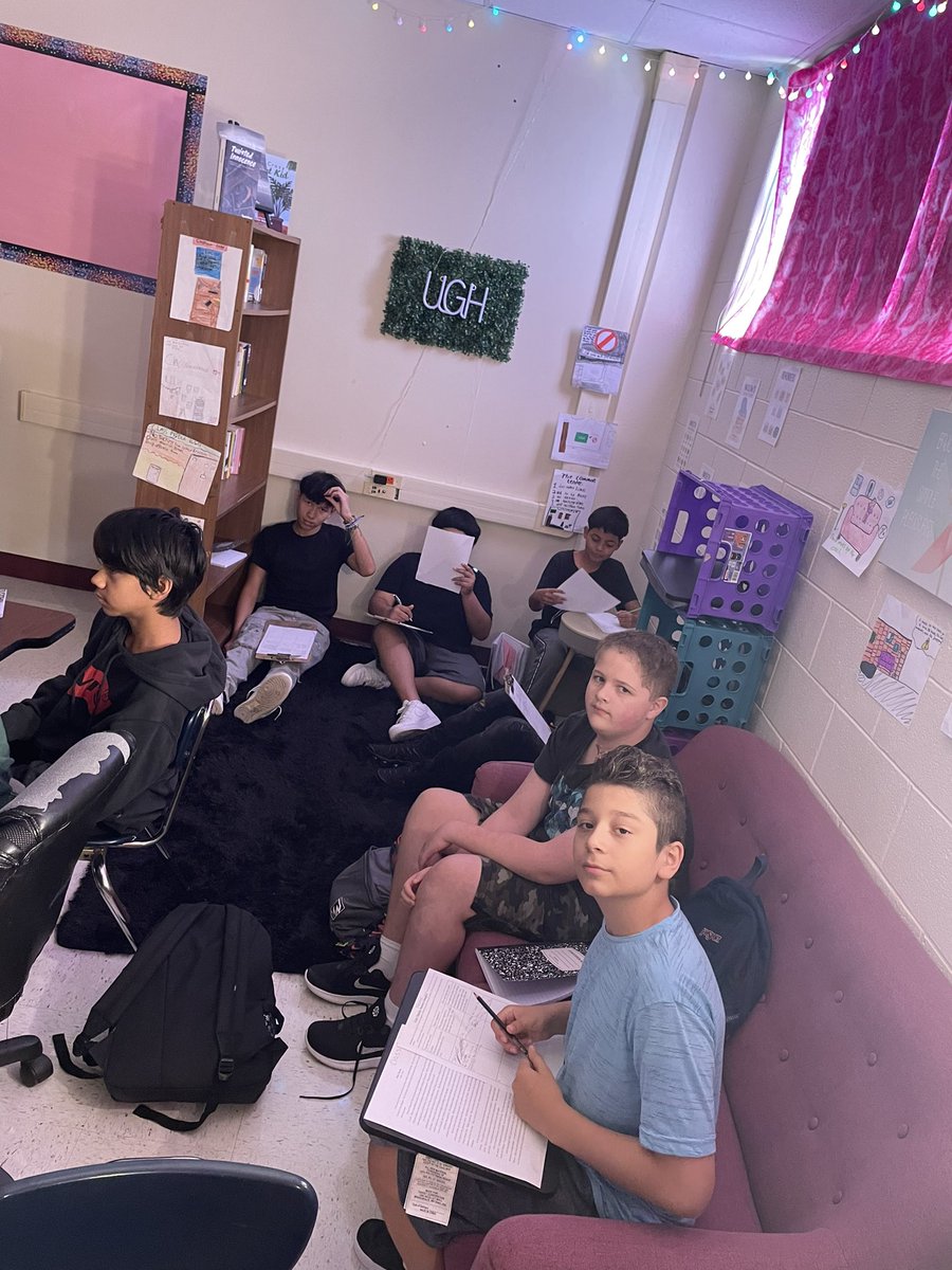 MsNavarro0's tweet image. Making learning comfortable! #TeamJags #7thELA #flexibleseating #ugh