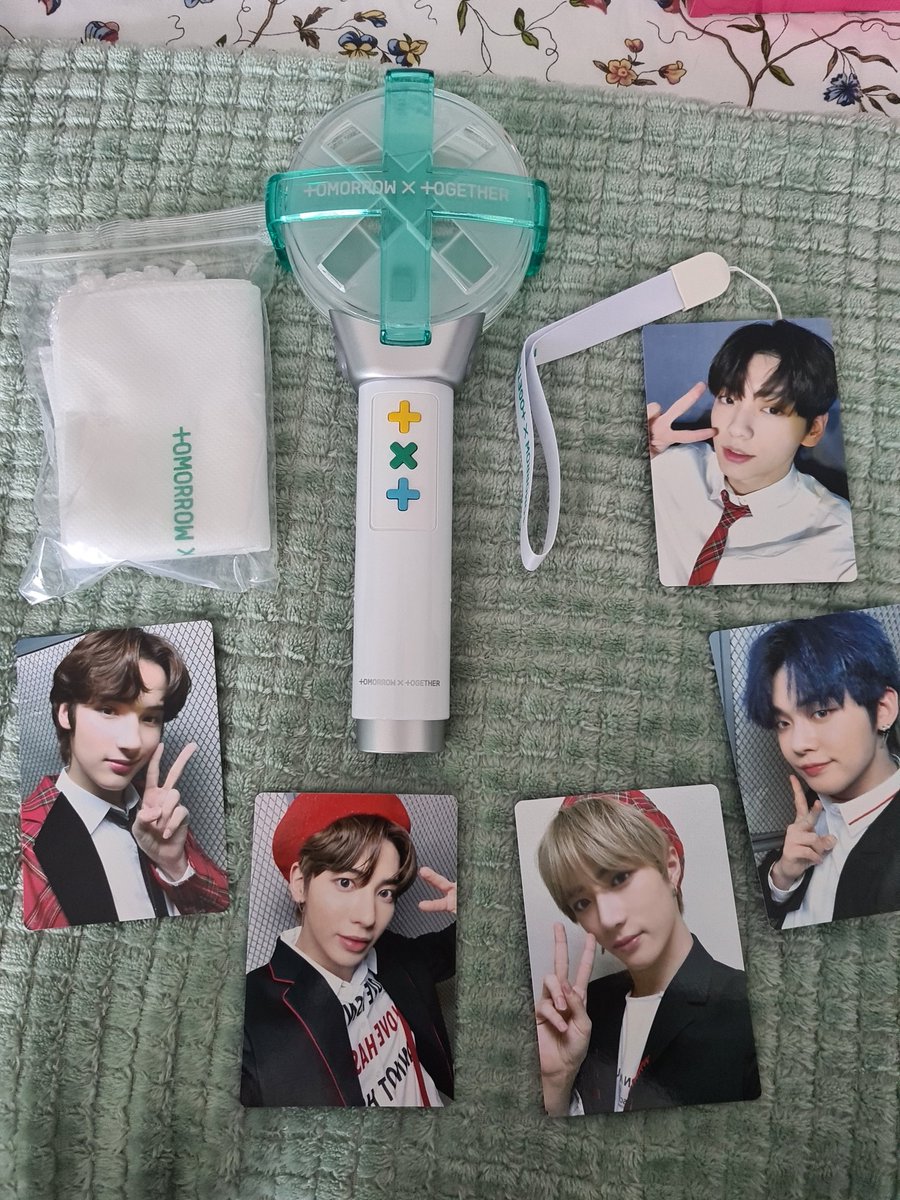 MoonchildAM's tweet image. @kfridayofficial it arrived finally ready for LUX London  🥰 @TXT_members @TXT_bighit