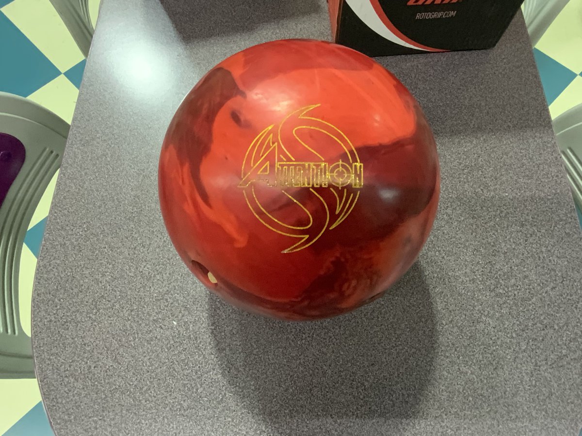 NobuKenBowling's tweet photo. のぶけんボウリング登録者8000人突破しました🥳
記念にプレゼント企画をします‼️
今回はボールを2名様にプレゼント🎉

【参加方法】
①@Nobuhito_92 @Kenta1267 @NobuKenBowling この3つのアカウントのフォロー
②このツイートをRT(リツイート)

締切は次の当選発表YouTubeライブまで‼️ https://t.co/M27W8yAJXw
