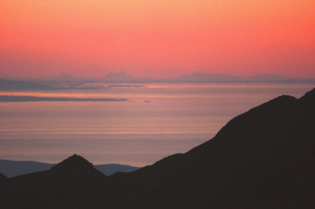 xruiztru's tweet photo. The furthest photographed sightline in the world is 443 km, from Pic de Finestrelles in the Catalan Pyrenees to Pic Gaspard in the French Alps. https://t.co/RmisbhTvLm