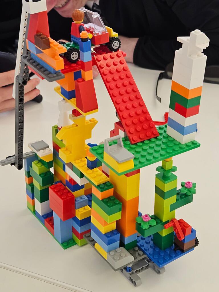 Our Advanced Higher Physics students <a href="/caldersideac/">Calderside Academy</a> enjoyed day 2 of Quantum Technology school <a href="/UofGlasgow/">University of Glasgow</a>. Seen here observing
 3D images #qts2023 @qts_glasgow
Well done boys 👍🌟