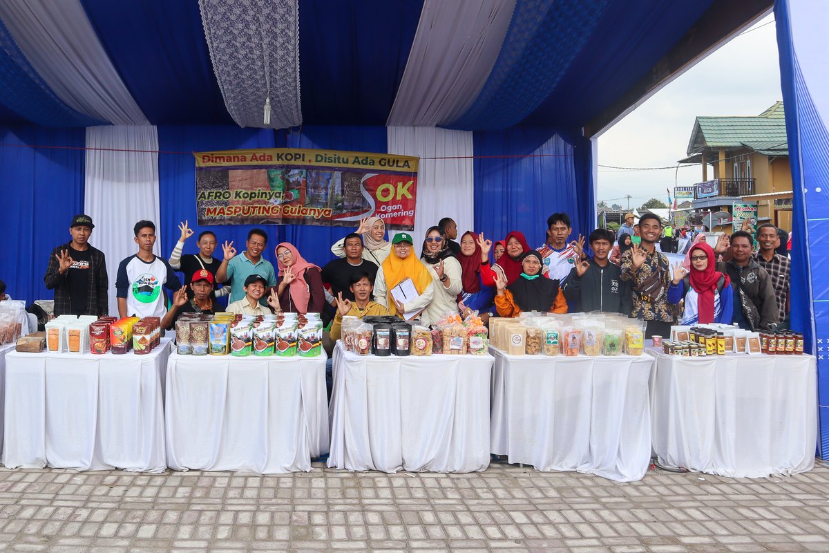 HRNStiftung's tweet photo. HRNS #Indonesia participated in the Sriwijaya Ranau #GranFondo! 🚴 #Smallholders were intived to join an event booth to sell their local products like peaberry coffee, honey, and more. 🍬🧃🍊 Everything sold out, inspiring smallholders to pursue new #businessopportunities. https://t.co/ab0uzGFt7K