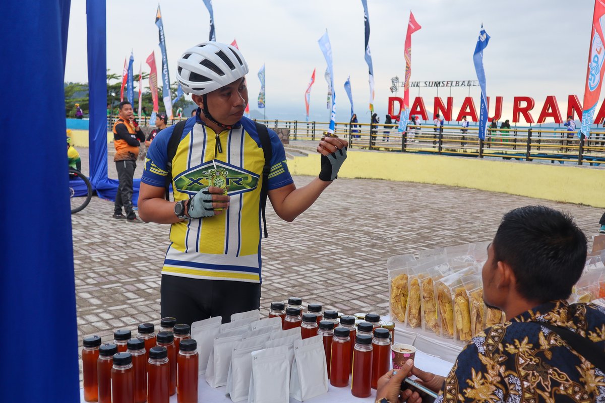 HRNS #Indonesia participated in the Sriwijaya Ranau #GranFondo! 🚴 #Smallholders were intived to join an event booth to sell their local products like peaberry coffee, honey, and more. 🍬🧃🍊 Everything sold out, inspiring smallholders to pursue new #businessopportunities.