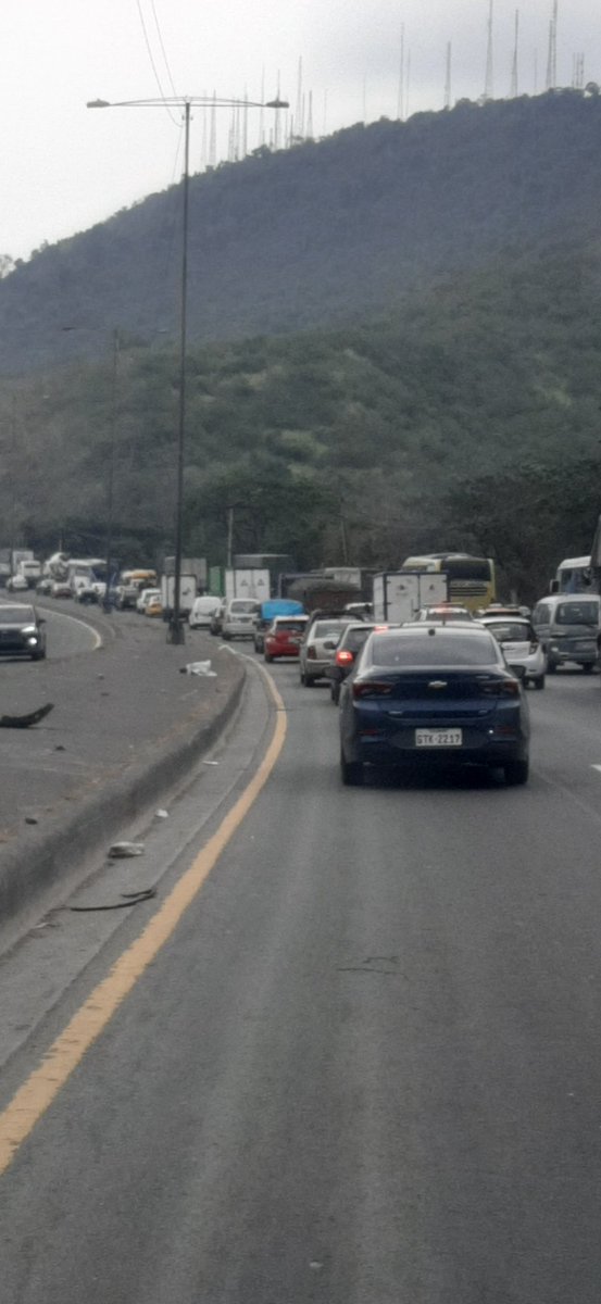 cmmunozo's tweet photo. @Expresoec La perimetral vía a la costa está a tope. Están haciendo arreglos en el asfalto.
Falta de visión y coordinación no pueden congestionar otras vías con el ya problema existente con el cierre del puente de la Av Bonin y paso vía a la costa https://t.co/z8QZZbAivP