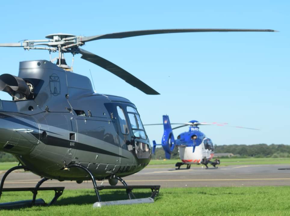 joshua_josprijs's tweet photo. Na een assistentie te hebben gedaan in #Apeldoorn Zuidbroek , heeft de bemanning van de #police06 ( PH-PXF ) even pauze gehouden en de heli getankt op #TeugeAirport.
En zojuist weer vertrokken.
@DePolitieheli #politie
@Barthuz #luchthavenpolitie
@Westrik @POL_Gelderland https://t.co/oJjCP50EMU