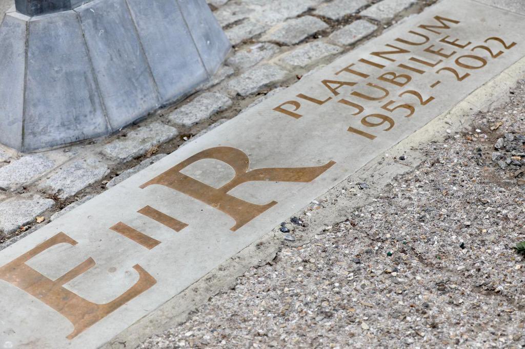 @SouthwarkMayor hosted a service along with @HSLondon2 to officially unveil the memorial Platinum Jubilee Stone to honour the late Queen Elizabeth II marking 70 years of dedication and service to the country.m at King Stairs Gardens SE16. #QueenElizabethII