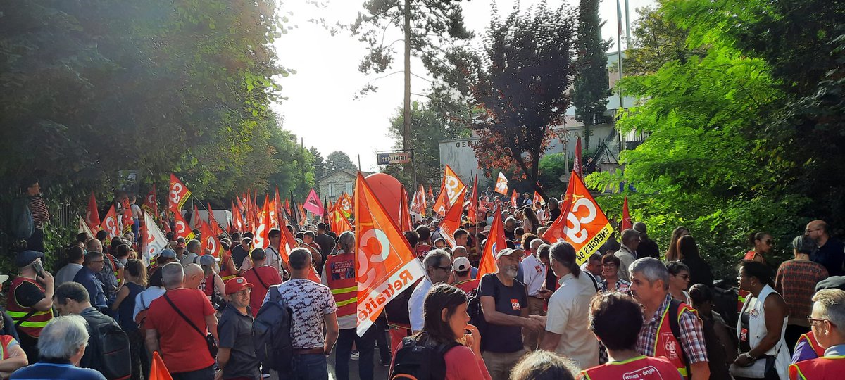 yasser_boum's tweet photo. Devant la gendarmerie de Montmorency pour soutenir notre camarade @Seb_Menesplier, victime de répression syndicale pour sa mobilisation contre la réforme des retraites boum 💥 boum 💥 #StopRepressionSyndicale https://t.co/eU4Sj69XKX