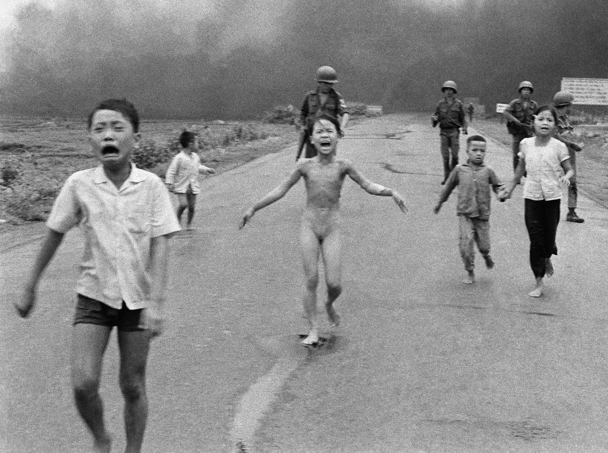 MarkitoShango's tweet photo. La mañana del 8 de Junio aviones de Vietnam del Sur y helicópteros de los EEUU lanzaron Napalm sobre la aldea de Trang Bang, donde vivía la familia Phúc, Kim, de solo 9 años, quedó envuelta en llamas por lo que salió corriendo por el acceso de la aldea mientras se arrancaba la ropa pegada al cuerpo. 

El fotógrafo vietnamita Nick Ut en ese momento contratado por "Associated Press", acompañaba a tropas de ocupación Americanas que se dirigían hacia la aldea, cuando vio venir de frente un grupo de niños que huían de las llamas, entre ellos se destacaba una niña que corría llorando desnuda con parte de su cuerpo quemado.

Nick tomo una serie de fotos y rápidamente procedió a socorrerla, él mismo la llevó hasta un Jeep que la trasladó hasta un hospital de campaña donde fue atendida, Kim fue operada en 15 oportunidades.

La publicación de la foto fue el punto de inflexión de la opinión pública norteamericana, si bien se había comenzado con el retiro de efectivos, este hecho hizo que ya no se planearan recambió de tropas para abandonar definitivamente Vietnam.

Kim regresó a su pueblo pero era escondida por el régimen Norvietnamita por considerarla un símbolo del bando enemigo, en 1986 consiguió autorización para trasladarse a La Habana, Cuba, a estudiar medicina, allí se recibió de Odontóloga y conoció a quien sería su marido, el Vietnamita Bui Huy Toan, ambos abrazaron el Catolicismo y en un viaje rutinario con escala en Canadá, la pareja decidió pedir asilo político y recibieron la ciudadanía Canadiense en 1992.

En 1996 fue invitada a la ceremonia del Día de los Veteranos en Estados Unidos, allí se reencontró con Nick, quien había recibido el premio Pullitzer por su fotografía, se fundieron en un sentido abrazo y le agradeció su ayuda, sin la cual los médicos no la hubieran atendido. 

En 1997, Kim creó la "Fundación Kim Phuc" para asistir a los niños en zonas de guerra, por supuesto Nick Ut es su presidente honorario y principal aportante y amigo, desde ese mismo años, Kim es embajadora de la Buena Voluntad de la UNESCO y "Alma Mater" de la Universidad de "La Habana".