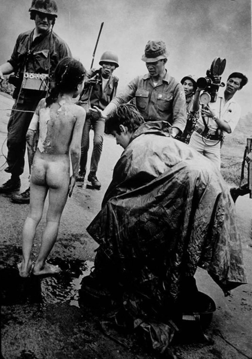 MarkitoShango's tweet photo. La mañana del 8 de Junio aviones de Vietnam del Sur y helicópteros de los EEUU lanzaron Napalm sobre la aldea de Trang Bang, donde vivía la familia Phúc, Kim, de solo 9 años, quedó envuelta en llamas por lo que salió corriendo por el acceso de la aldea mientras se arrancaba la ropa pegada al cuerpo. 

El fotógrafo vietnamita Nick Ut en ese momento contratado por "Associated Press", acompañaba a tropas de ocupación Americanas que se dirigían hacia la aldea, cuando vio venir de frente un grupo de niños que huían de las llamas, entre ellos se destacaba una niña que corría llorando desnuda con parte de su cuerpo quemado.

Nick tomo una serie de fotos y rápidamente procedió a socorrerla, él mismo la llevó hasta un Jeep que la trasladó hasta un hospital de campaña donde fue atendida, Kim fue operada en 15 oportunidades.

La publicación de la foto fue el punto de inflexión de la opinión pública norteamericana, si bien se había comenzado con el retiro de efectivos, este hecho hizo que ya no se planearan recambió de tropas para abandonar definitivamente Vietnam.

Kim regresó a su pueblo pero era escondida por el régimen Norvietnamita por considerarla un símbolo del bando enemigo, en 1986 consiguió autorización para trasladarse a La Habana, Cuba, a estudiar medicina, allí se recibió de Odontóloga y conoció a quien sería su marido, el Vietnamita Bui Huy Toan, ambos abrazaron el Catolicismo y en un viaje rutinario con escala en Canadá, la pareja decidió pedir asilo político y recibieron la ciudadanía Canadiense en 1992.

En 1996 fue invitada a la ceremonia del Día de los Veteranos en Estados Unidos, allí se reencontró con Nick, quien había recibido el premio Pullitzer por su fotografía, se fundieron en un sentido abrazo y le agradeció su ayuda, sin la cual los médicos no la hubieran atendido. 

En 1997, Kim creó la "Fundación Kim Phuc" para asistir a los niños en zonas de guerra, por supuesto Nick Ut es su presidente honorario y principal aportante y amigo, desde ese mismo años, Kim es embajadora de la Buena Voluntad de la UNESCO y "Alma Mater" de la Universidad de "La Habana".