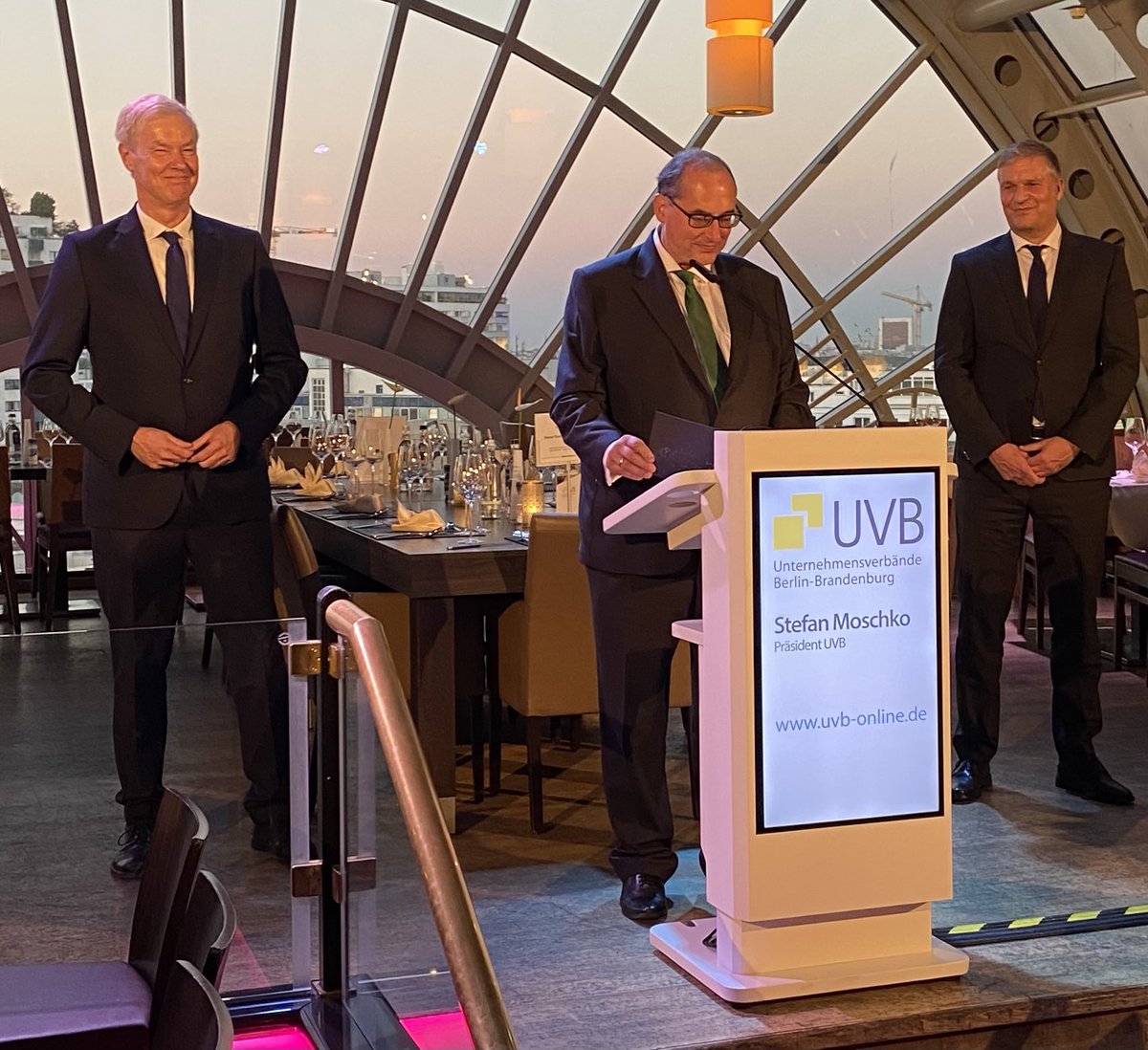 UVB-Präsident Moschko dankt allen Unternehmerinnen und Unternehmern für ihr Engagement für Wachstum und Arbeitsplätze. Sie sind das Rückgrat unserer Region! #Unternehmer #Wachstum #BerlinBrandenburg #Bierabend23