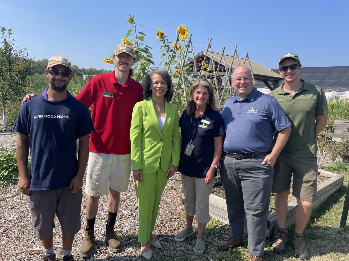 Thank you @RepLBR for visiting the Food Bank this morning and sharing our vision of a community free of hunger! We are grateful that Rep. Blunt Rochester supports a strong 2023 Farm Bill that protects both American families and farmers! #farmbill2023