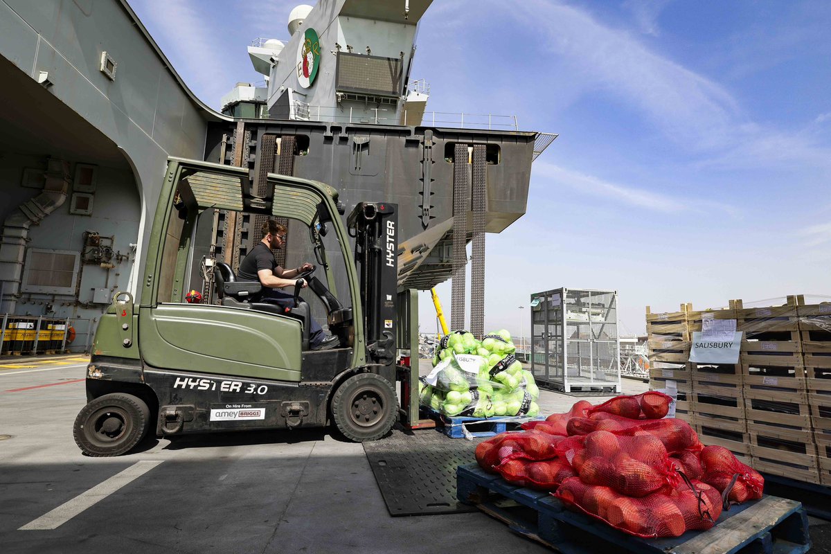 HMSQNLZ's tweet photo. We are embarking stores for 1450 people, ready to sail. We’ll have :

🫘10T of baked beans
🐷Sausages stretching 4x the height of the Burj Khalifa 
🧃40 bath tubs of squash

🥚It would take 240 hens a year to lay the number of eggs we have!

#KingsFlagship https://t.co/Rf5jx7f1R6