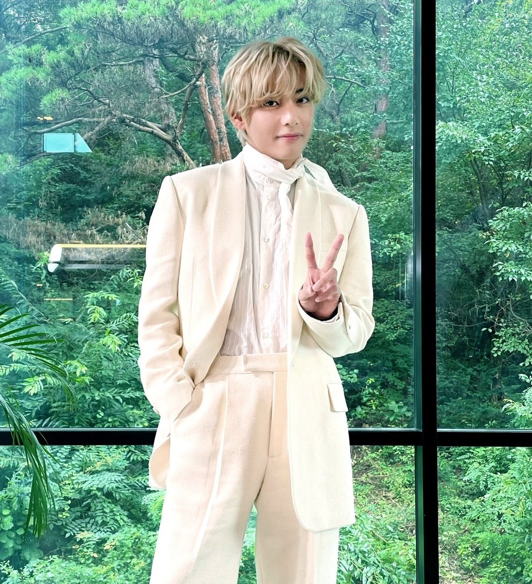 jpgbangpink's tweet photo. two blondies in white 🤍 https://t.co/mUreg5IlVf