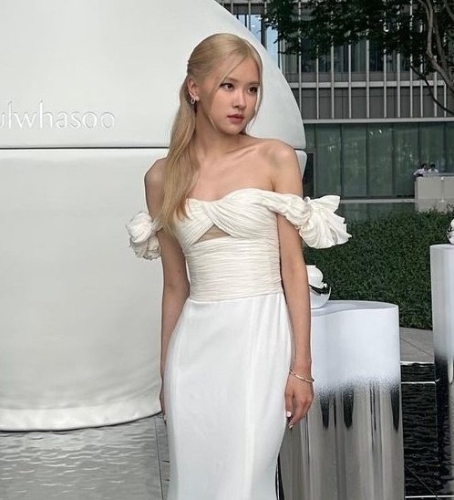 jpgbangpink's tweet photo. two blondies in white 🤍 https://t.co/mUreg5IlVf