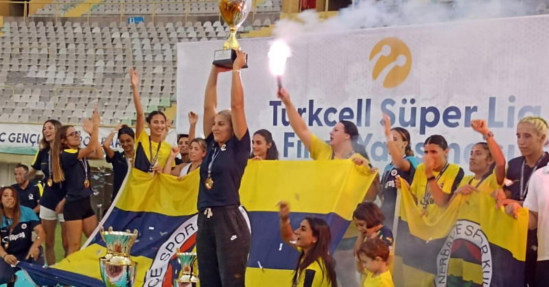 Fenerbahce's tweet photo. Dünyanın En Büyük Spor Kulübü Fenerbahçe! 💪

👏🏆 Turkcell Süper Lig'de erkeklerde ve kadınlarda şampiyon olan Atletizm Şubemizi tebrik ederiz!