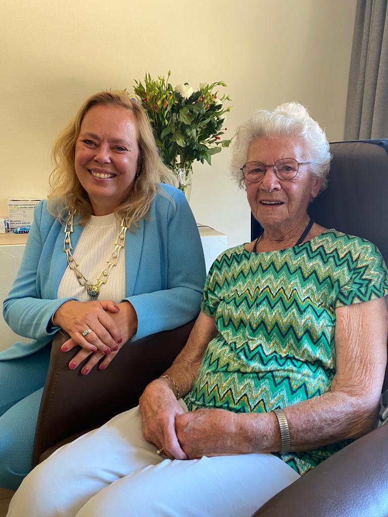 Gisteren bezocht burgemeester Astrid Heijstee-Bolt mevrouw Van Beek; ze werd eind augustus 102. Door 'n recente val ervaart ze flink wat ongemak, haar scherpe geest is er gewoon nog steeds. Samen spraken ze over haar jeugd en de oorlog in de Veen. Een bijzondere dame! Van harte.
