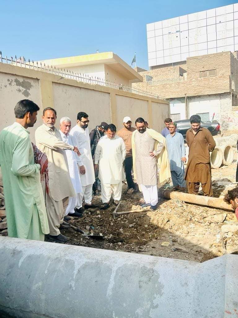 NSCorporation3's tweet photo. مئیر قاضی محمد رشید بھٹی کی ہدایت پر ڈپٹی میئر چوہدری مبشر آرائیں صاحب نے قاضی شاہ رخ بھٹی ممبر میونسپل کارپوریشن معراج گوپانگ نزاکت بروہی انجینئر مقصود آرائیں منٹھار بھنگوار کے ہمراہ بلوچ کالونی ڈسپوزل پائپ لائن کے جاری کام کا دورہ کیا اور اسے جلد مکمل کرنے کے احکامات جاری کئے. https://t.co/mx89LtSsH5