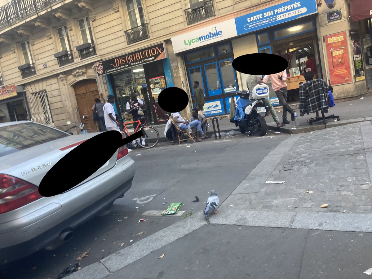PhilippedeGira1's tweet photo. Les éboueurs se plaignent. Rue Philippe de Girard, on peut les comprendre. Ca squatte devant Le Cyclone, c’est crade @Parisjecoute @ACORDEBARD @VasaLea @audmr @philojuillet @2mainLaChapelle https://t.co/OvwNlTr3bX