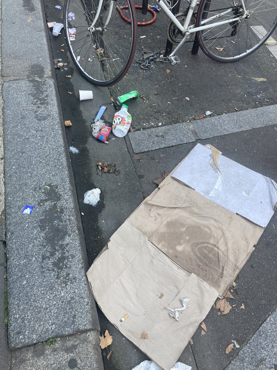 PhilippedeGira1's tweet photo. Les éboueurs se plaignent. Rue Philippe de Girard, on peut les comprendre. Ca squatte devant Le Cyclone, c’est crade @Parisjecoute @ACORDEBARD @VasaLea @audmr @philojuillet @2mainLaChapelle https://t.co/OvwNlTr3bX