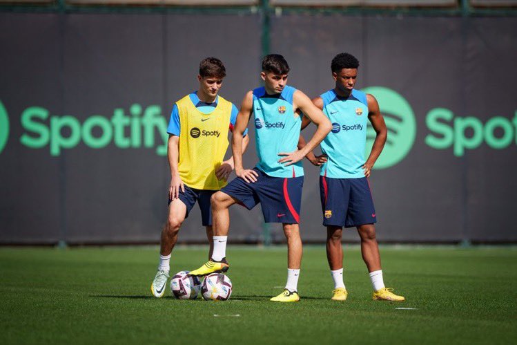 fakefutt's tweet photo. 🌟Balde, Gavi y Pedri están nominados para el trofeo Kopa que se entregará en la gala del Balón de Oro al mejor jugador sub-21 del año.

#Balde #Gavi #Pedri https://t.co/cue152dbpD