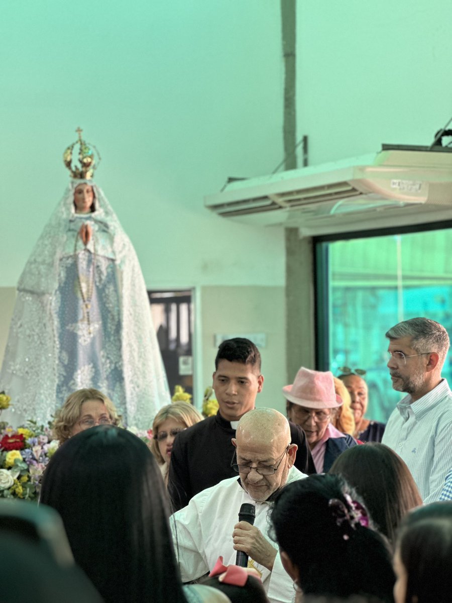 manuelferreiraG's tweet image. Celebramos el vigésimo séptimo aniversario de la fundación de nuestra Clínica Municipal con fe, alegría, reconocimientos y buenas nuevas para nuestro grandioso equipo.

Temprano, honramos y agradecemos tanto a Dios como a la Virgen Del Valle. Luego marchamos en procesión hasta