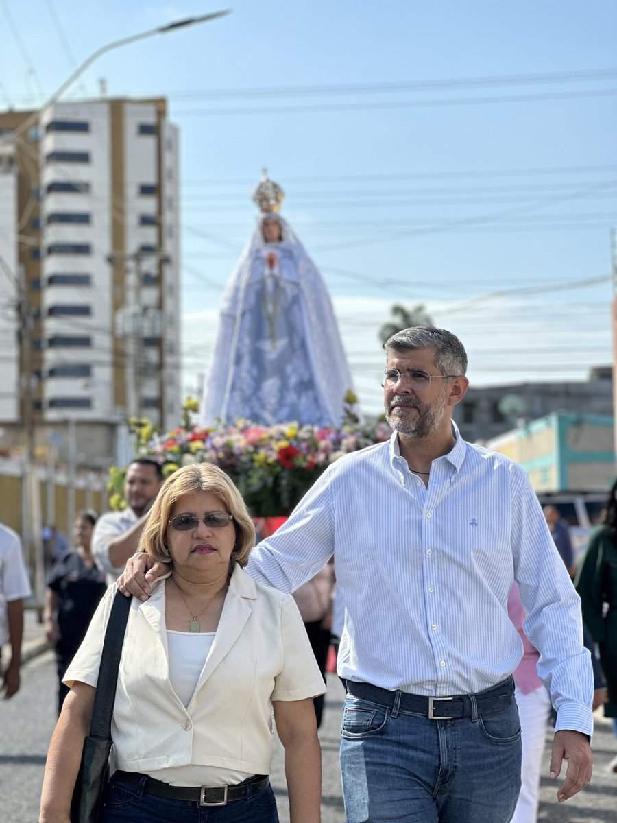 manuelferreiraG's tweet image. Celebramos el vigésimo séptimo aniversario de la fundación de nuestra Clínica Municipal con fe, alegría, reconocimientos y buenas nuevas para nuestro grandioso equipo.

Temprano, honramos y agradecemos tanto a Dios como a la Virgen Del Valle. Luego marchamos en procesión hasta