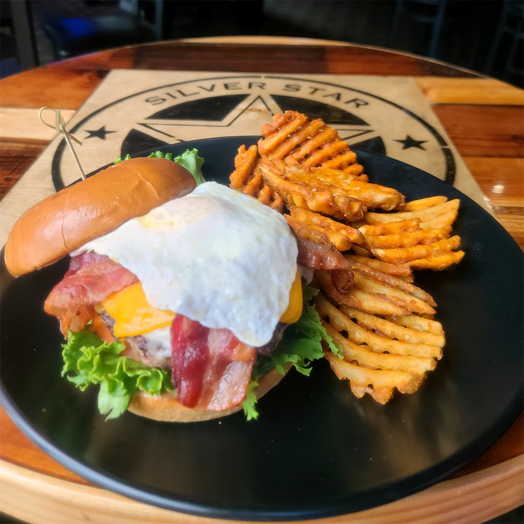 silverstarbarwa's tweet photo. Burger Wednesday 🍔
All American Burger - 1/3lb patty, cheddar and Swiss cheese, bacon, and an over medium egg with lettuce, tomato, red onion and Star sauce on a brioche bun - $14.99 #burgers #silverstar #longviewwa #burgers #specials https://t.co/1h96jBsnDg
