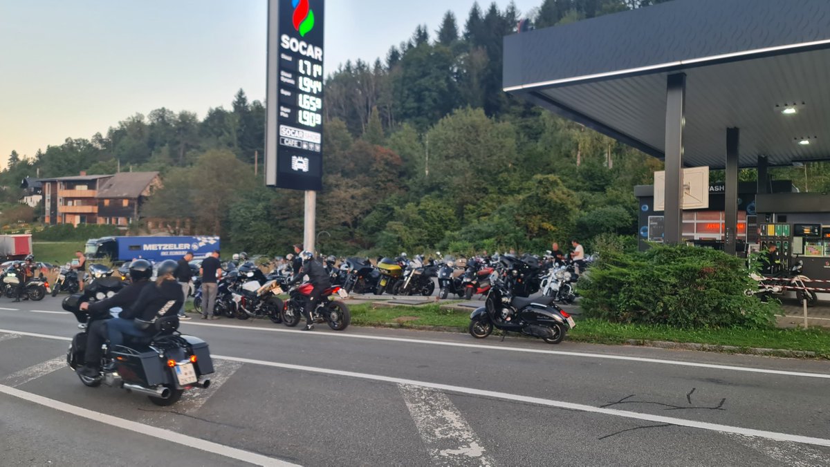 WWien10's tweet photo. #Europeanbikeweek in #Faak am See bei traumhaften #Spätsommerwetter.
#FaakerSee #Kaernten https://t.co/reCYAMIY9T