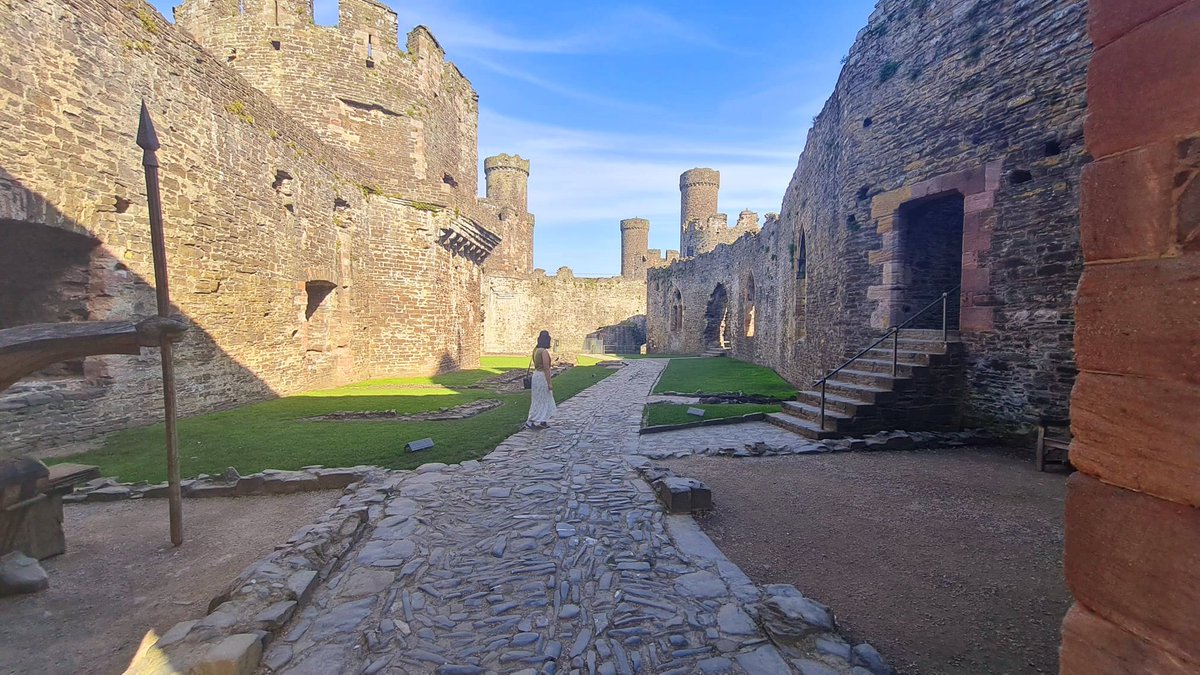 Wonderful time talking to the Aberconwy Historical Society, and hearing from a local audience about what the castle means to them... quite a few conflicting views, I may have inadvertently started a bit of a debate among the membership! Quick trip to the castle afterwards.