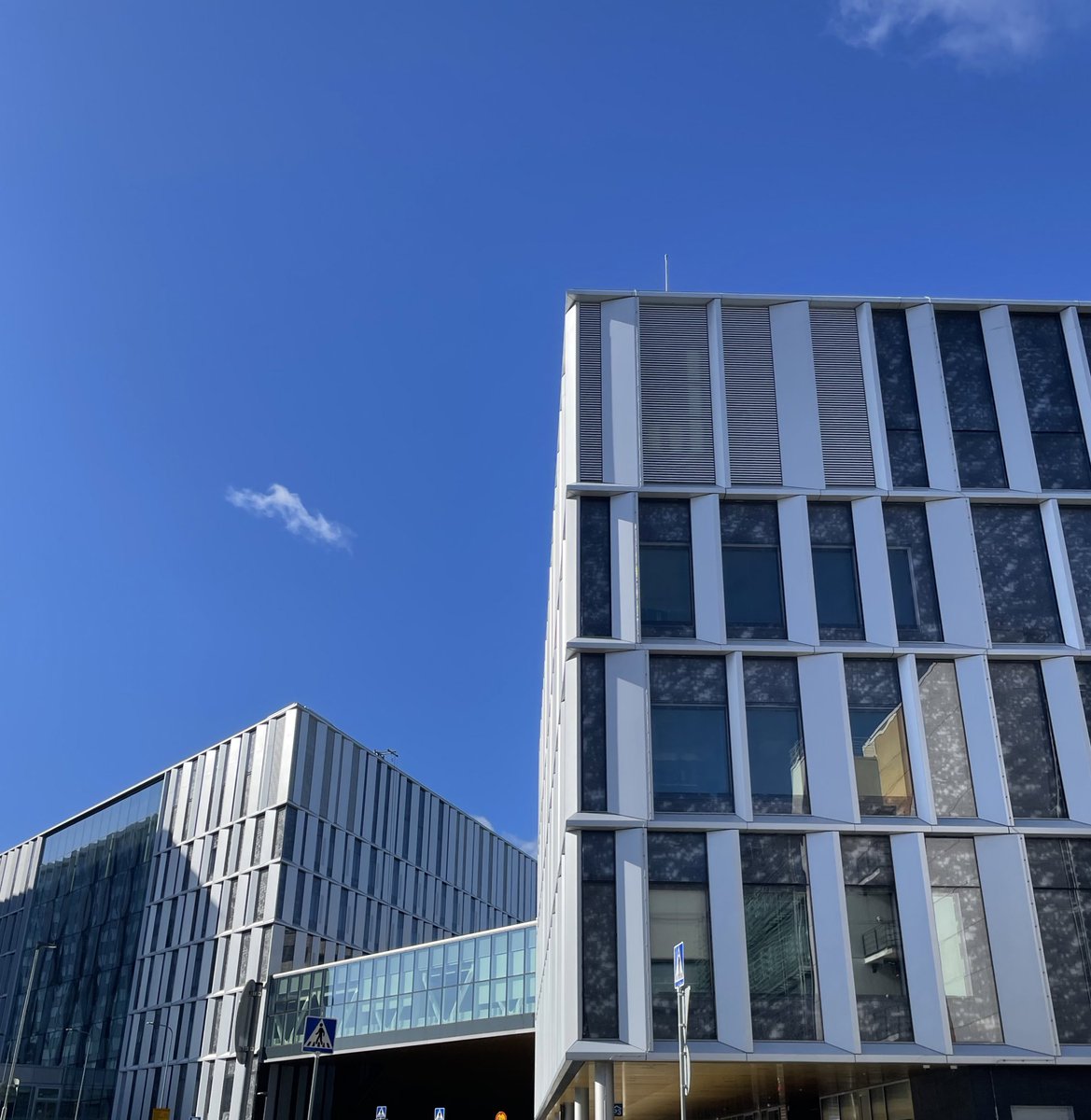 Kävin tänään entisessä työpaikassani viiden vuoden poissaolon jälkeen moikkaamassa ex kollegoja. Tuntui kuin kotiin olisi palannut, vaikka koko rakennus oli uusi. ❤️ Yhdeksän vuotta toimin sairaanhoitajana tuolla #hus #syöpäkeskus