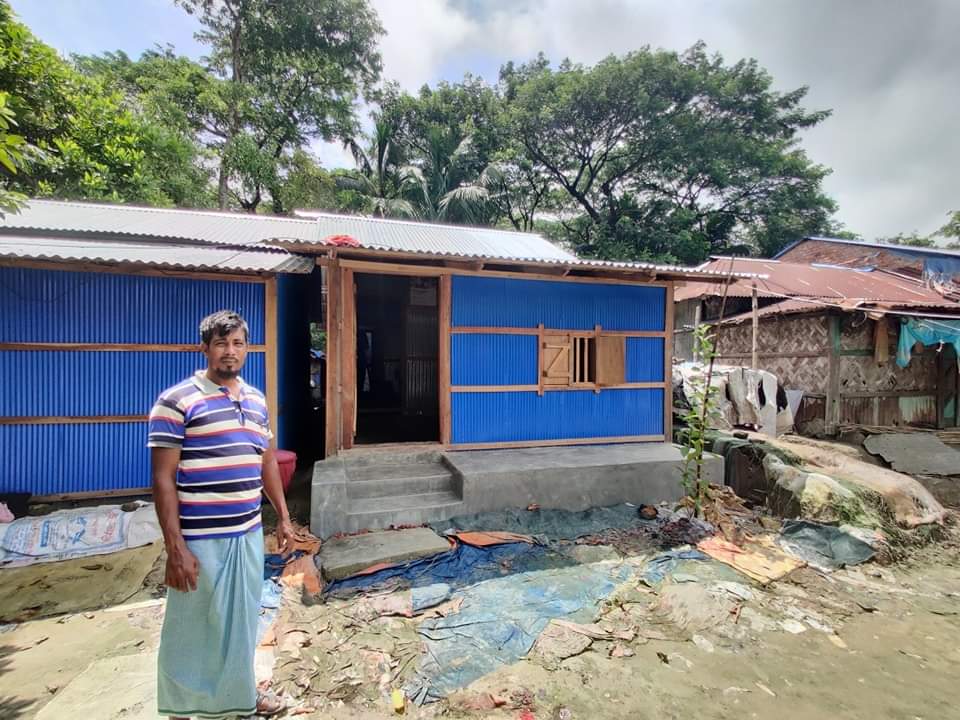 FoundationMunir's tweet image. আলহামদুলিল্লাহ,  দেখে এলাম মুনীর ফাউন্ডেশন এর এর যাকাত দাতাদের প্রদানকৃত যাকাতে তৈরি নতুন ঘর!

নাসির ভাই অবশেষে মাথা গোঁজার ঠাই পেয়ে নিশ্চিন্ত হয়েছেন। এরকম চিন্তামুক্তি আমরা আরো অনেক গৃহহীন মানুষের মুখে দেখতে চাই। ইনশাআল্লাহ।
#SuccessStory 
#LetsHelp
#MunirFoundation