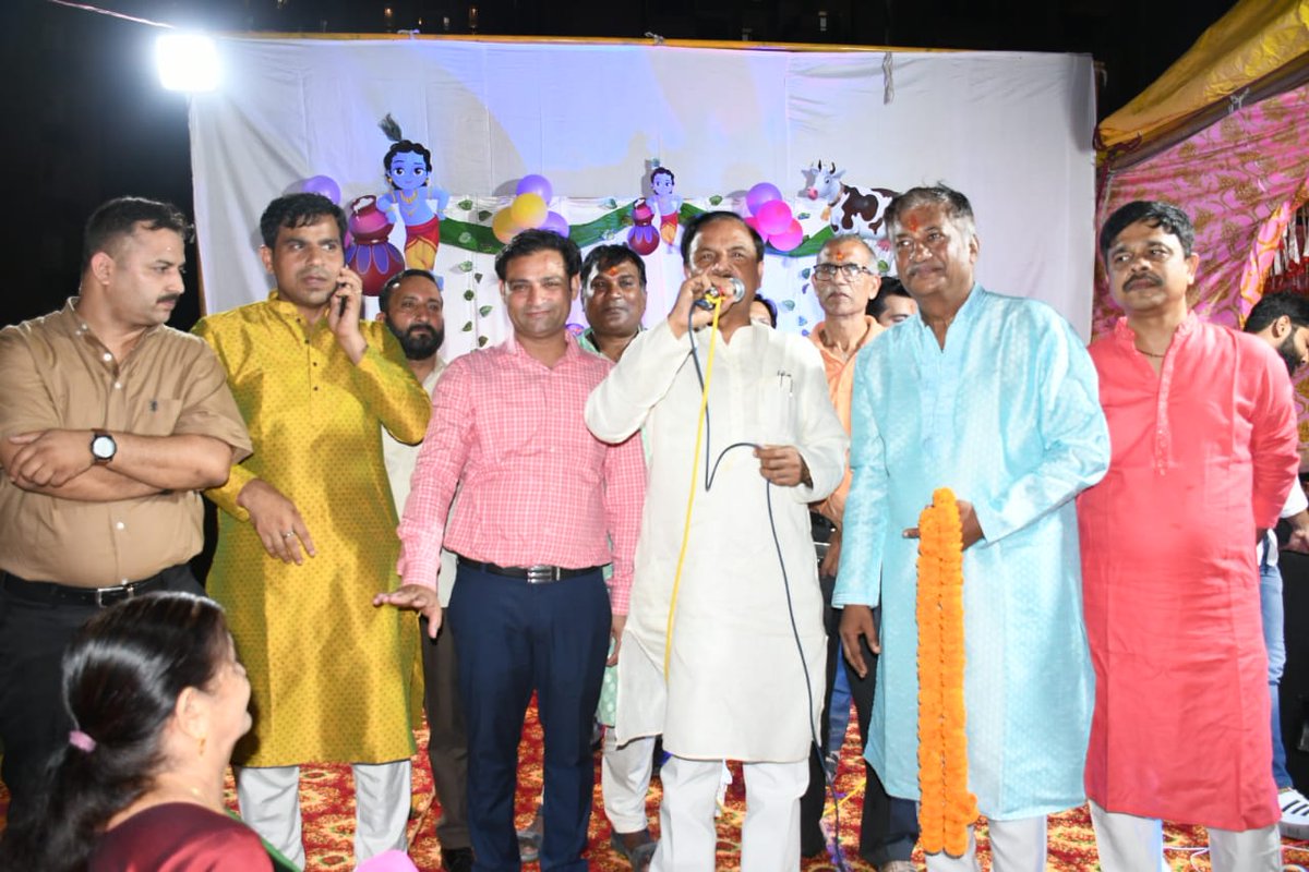 dr_maheshsharma's tweet photo. ग्रेटर नोएडा वेस्ट के AIMS सोसाइटी में भगवान श्री कृष्ण के पावन जन्मोत्सव 'श्री कृष्ण जन्माष्टमी' के अवसर पर आयोजित कार्यक्रम में सम्मिलित हुआ तथा भगवान श्री कृष्ण का आशीर्वाद प्राप्त कर समूचे क्षेत्र के शांति, समृद्धि एवं कल्याण की मंगलकामनाएं की। https://t.co/ctn71siMRi