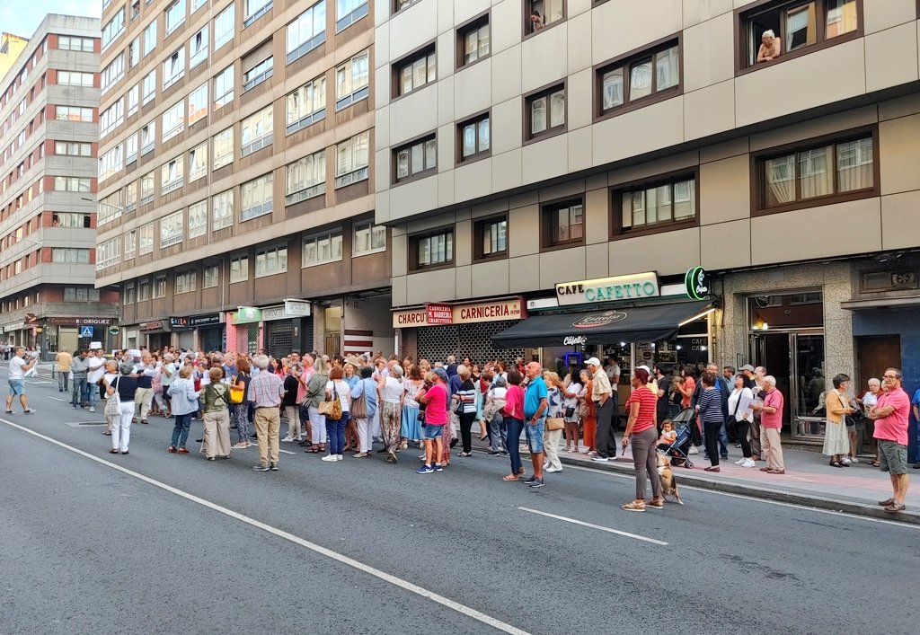 EloyTP's tweet photo. #Coruña - Concentración vecinal ante la insalubridad e inseguridad del edificio de la Ronda de Nelle 120.

La @Policia_Coruna 🚓 mantiene cortado ⛔ al tráfico este tramo de la calle. https://t.co/whUn64wYYk