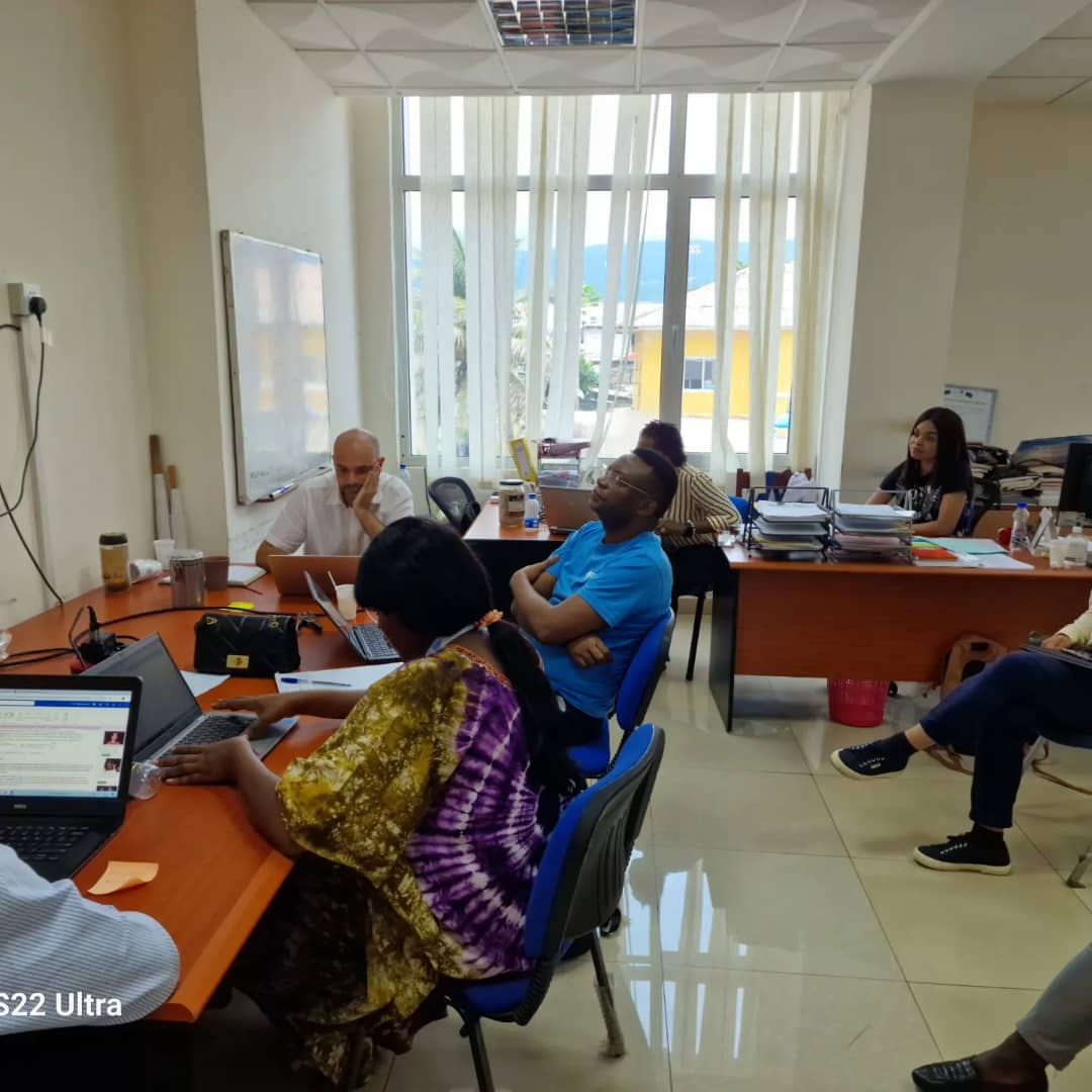 GuineaSalud's tweet photo. 🗓La DG inicia los trabajos de formación a matronas y técnicos de laboratorios, que actuarán a nivel de los CS en el estudio nacional de seroprevalencia en mujeres embarazadas, para las patologías de #VIH #Sifilis y #HepatitisB
#EmbarazoSano #SaludSexual 
#GestacionResponsable https://t.co/B4Ab53MfuM