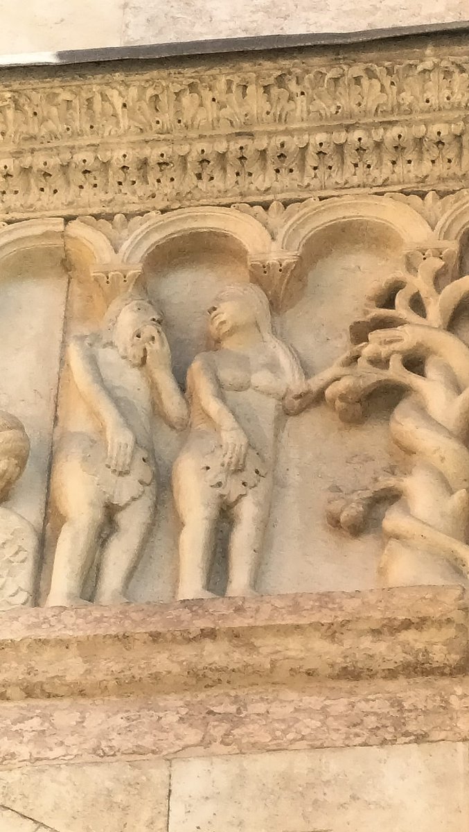 gozARTE's tweet photo. #caminoanápoles2023 Hoy hemos pasado la tarde disfrutando de la catedral de #Módena, donde hacia 1099 dejó sus obras #wiligelmo, probablemente el mejor escultor románico en Italia. Os dejo algunas imágenes de su maravilloso #Génesis: la creación, Adán y Eva, Caín y Abel... Si os fijáis veréis que son un verdadero encanto.