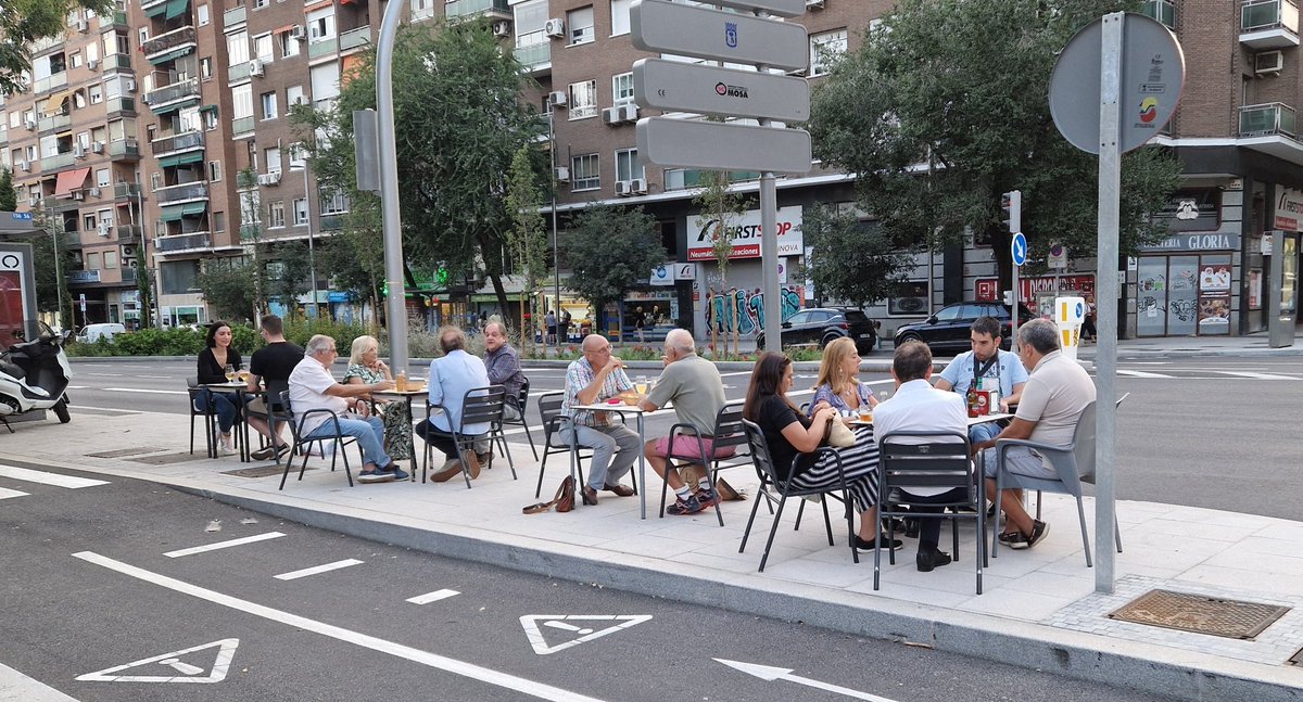 No me lo puto creo: un bar ha puesto terraza entre el carril bici y la calzada.

Madrid at his best.